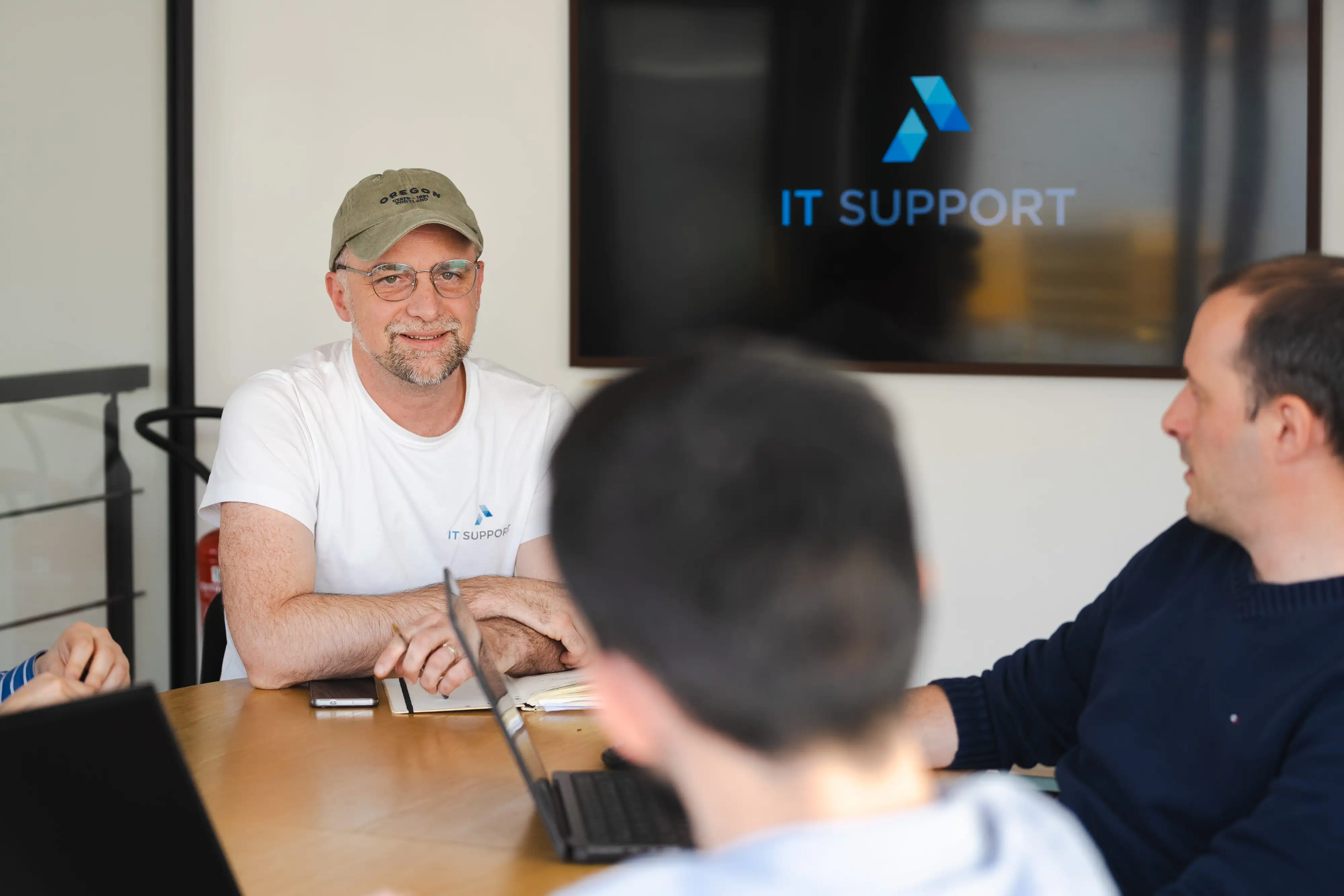 Employée d'IT Support travaillant sur un ordinateur