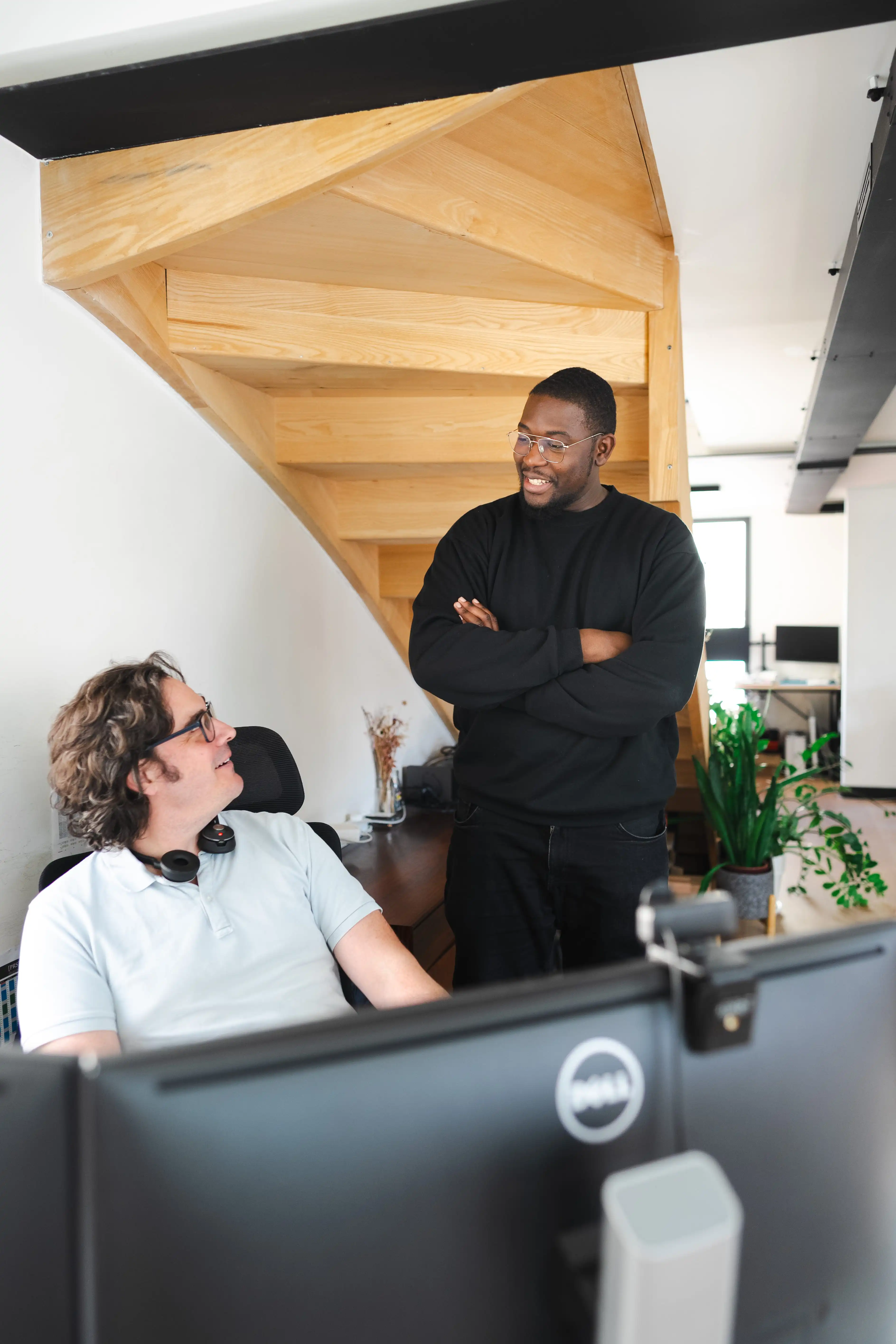 Bureau d'IT Support - employant souriant à l'appareil photo