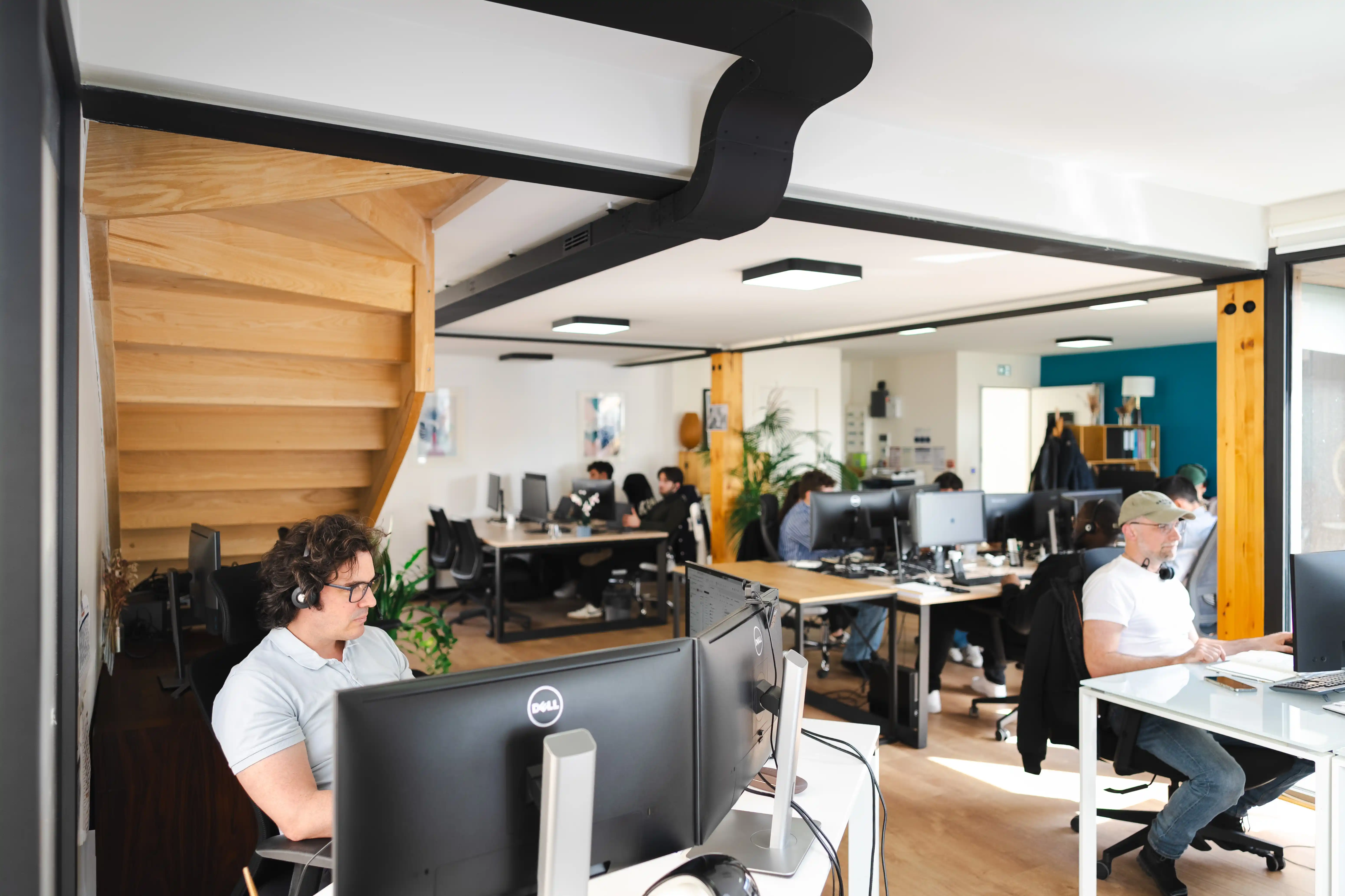Employée d'IT Support travaillant sur un ordinateur