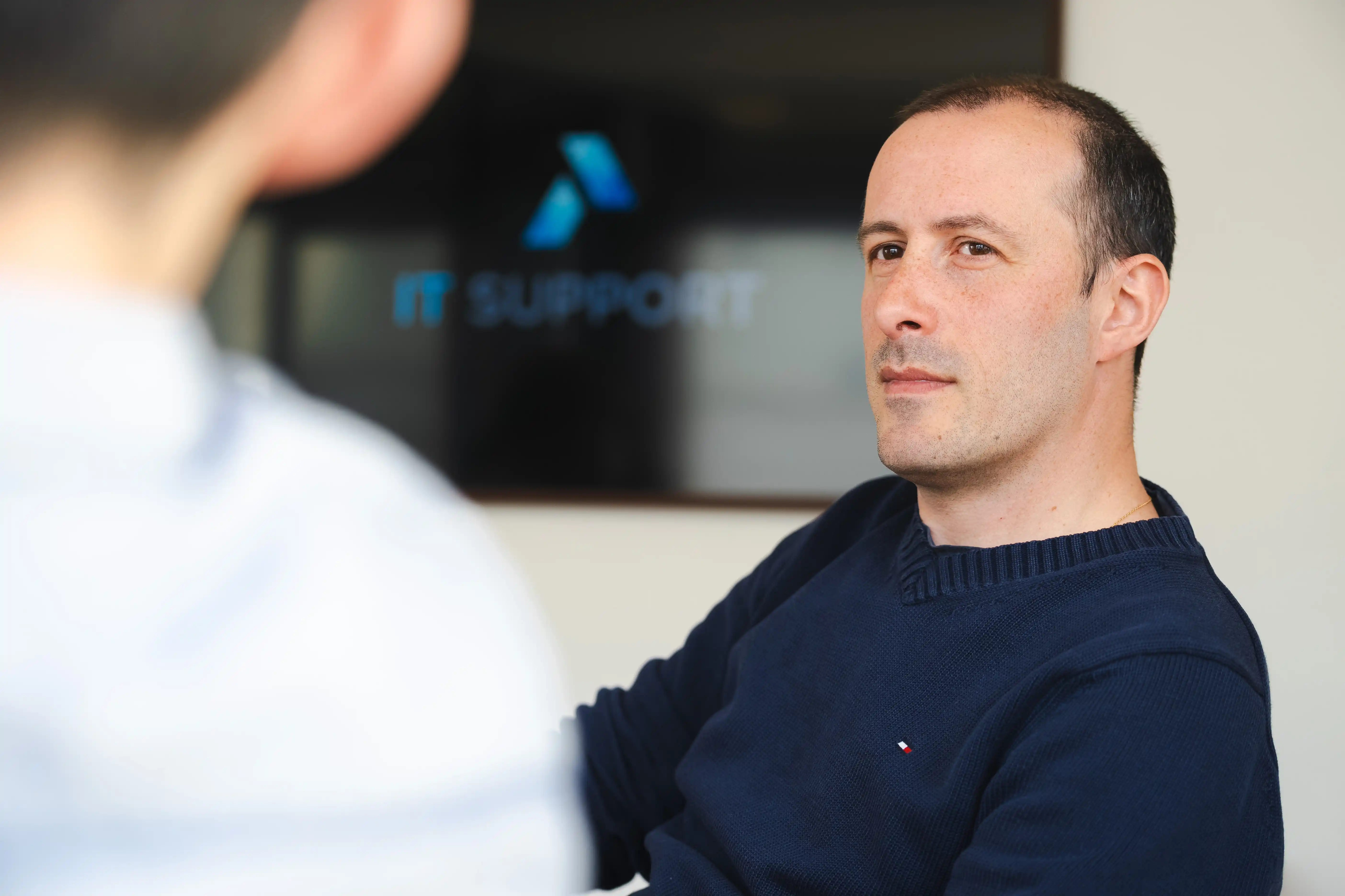 Bureaux de IT Support : espace minimaliste avec employés travaillant sur ordinateur