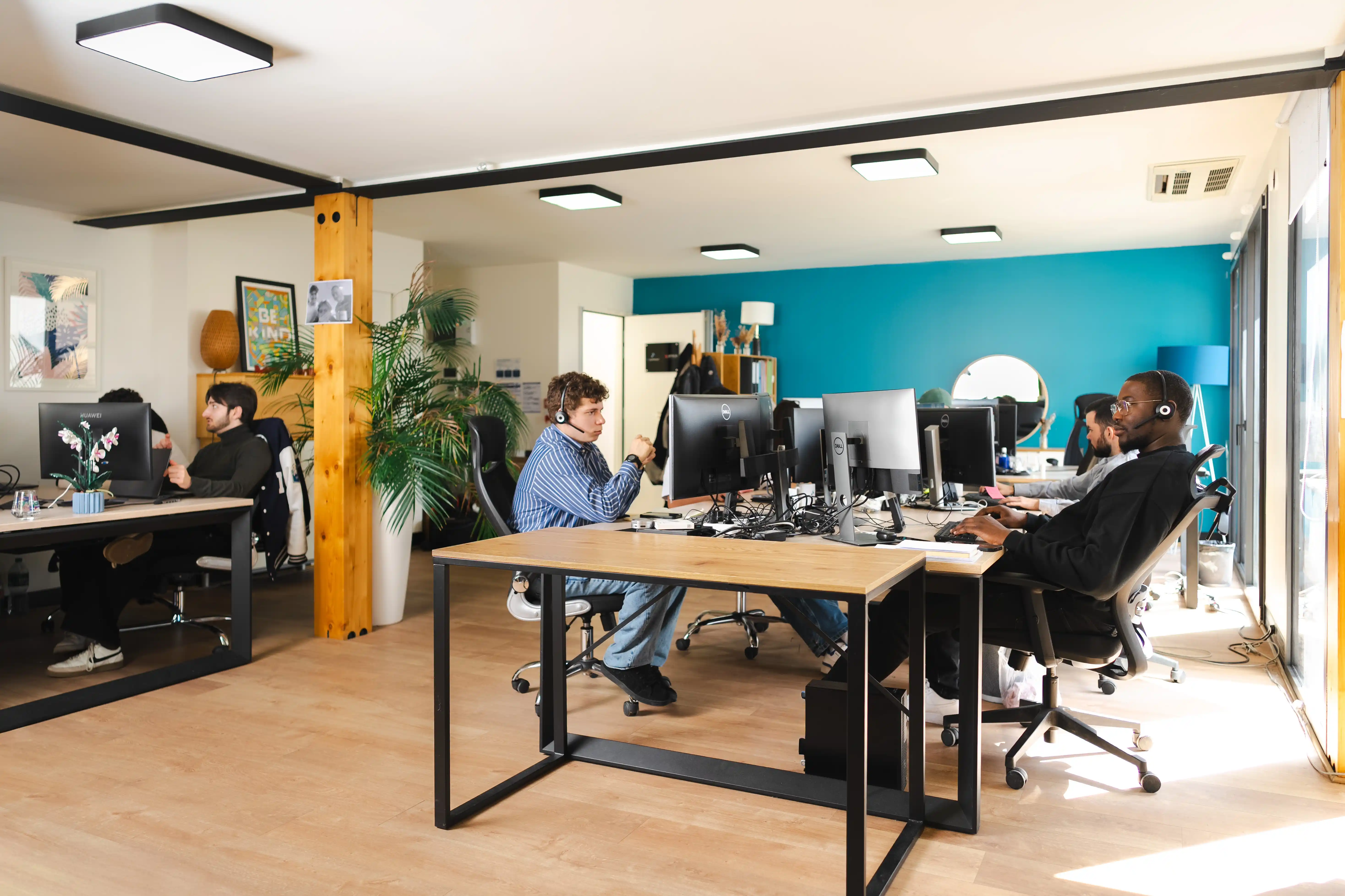 Employée d'IT Support travaillant sur un ordinateur
